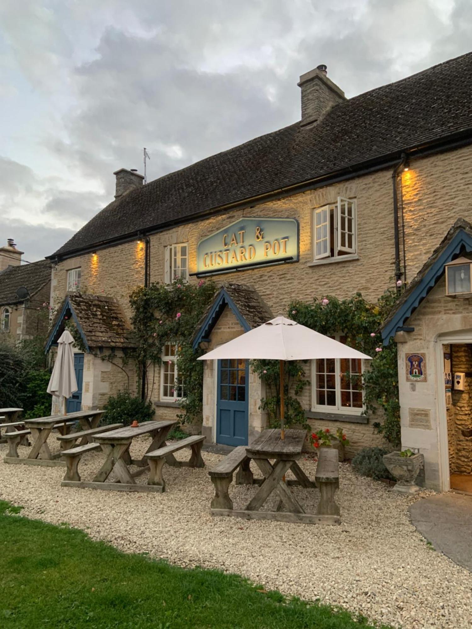 Cat And Custard Pot Inn Shipton Moyne Eksteriør billede